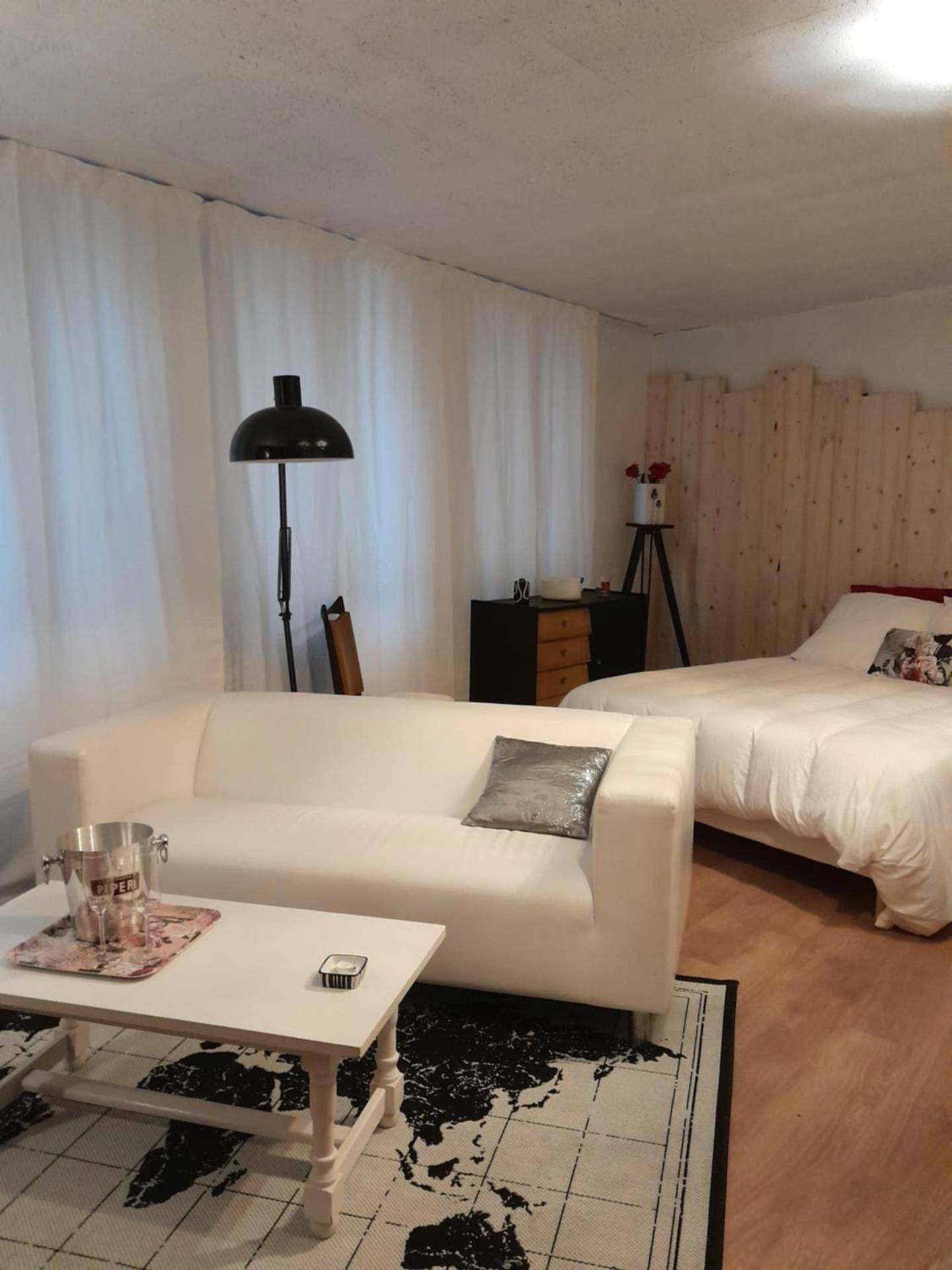 Salon avec canapé blanc et lit double - La Villa Audren Love Room Jacuzzi