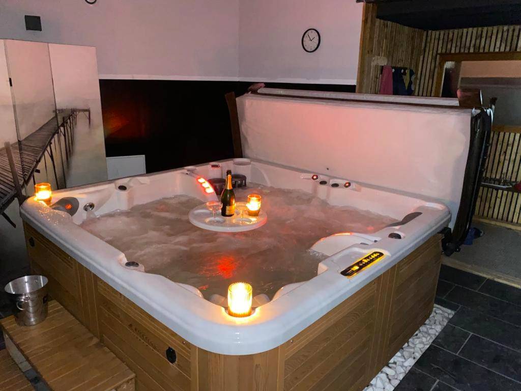 Jacuzzi privatif avec champagne et bougies - La Villa Audren Love Room Jacuzzi