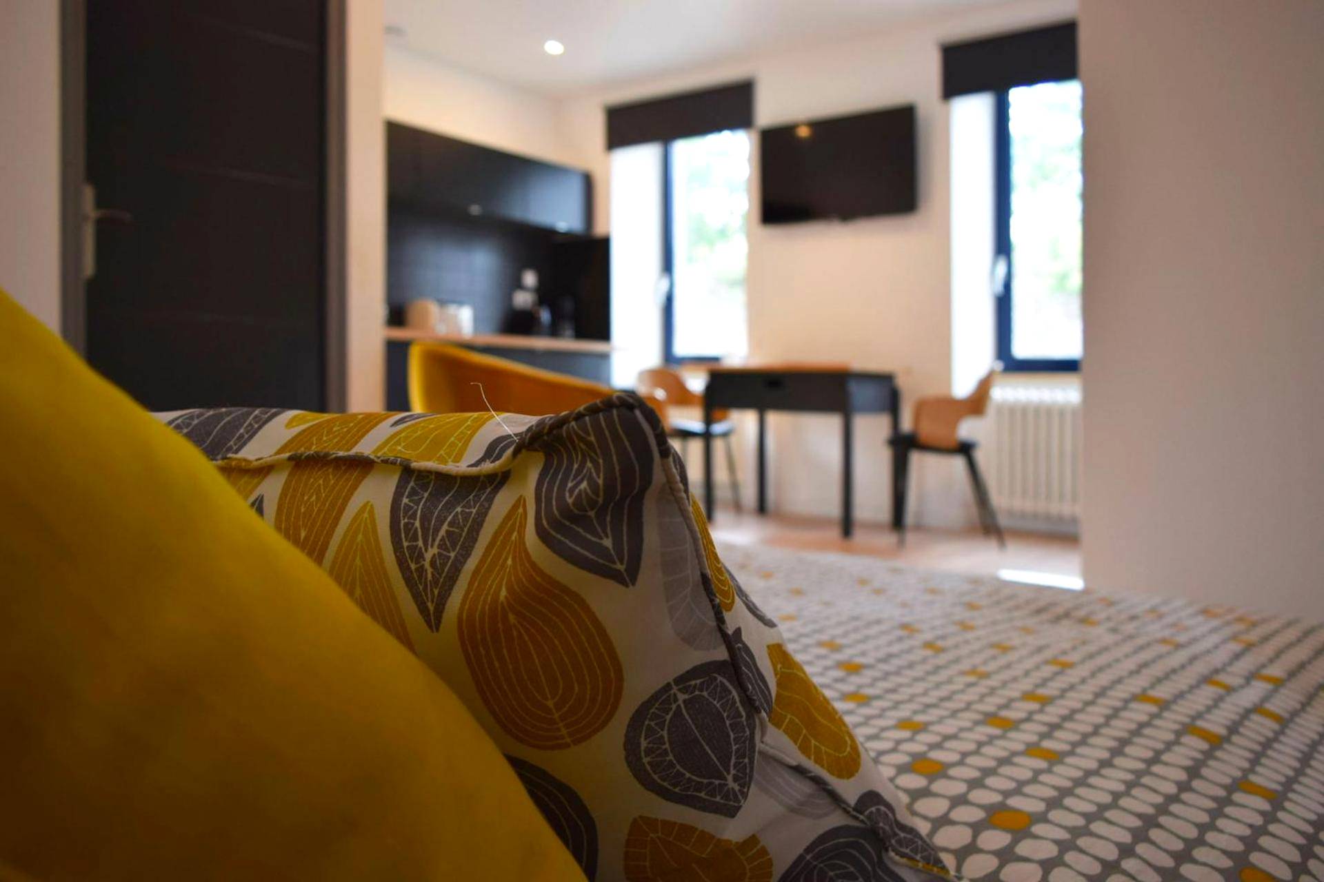 Détail de coussins sur lit avec vue séjour - La Villa Audren Love Room Jacuzzi