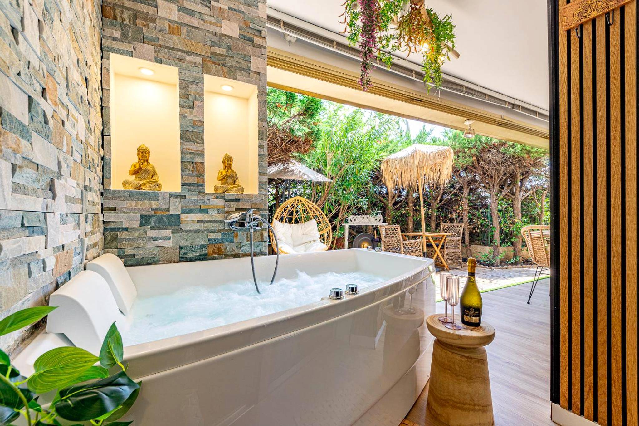 Baignoire balnéo avec vue sur jardin privatif - Love Room Cannes - LA VILLA BALI A CANNES