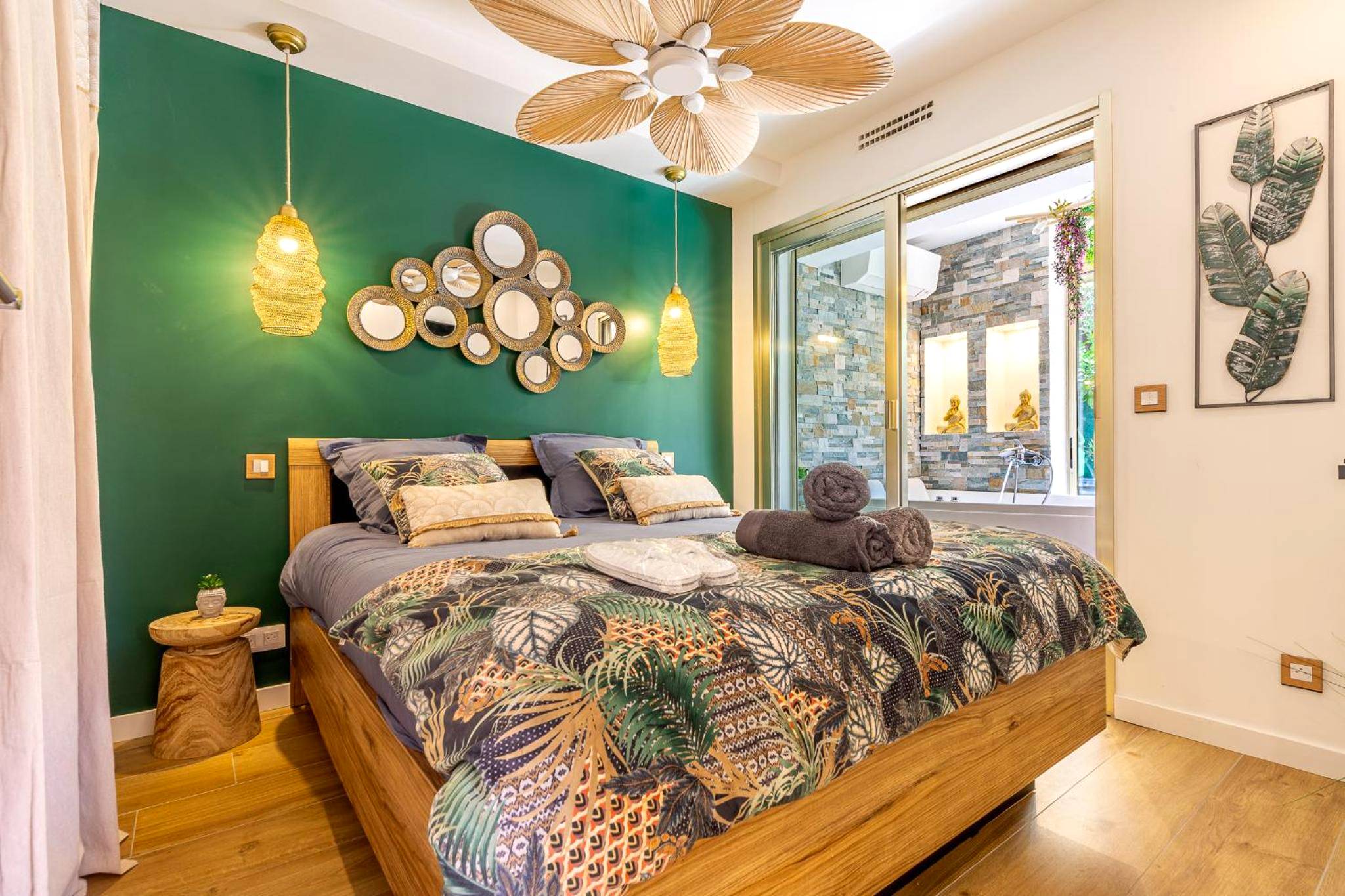 Lit double avec décoration tropicale et miroir - LA VILLA BALI A CANNES