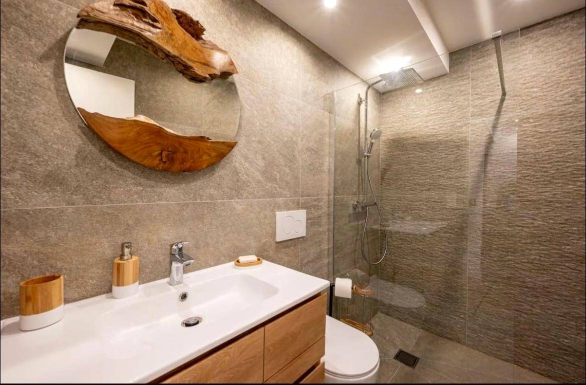 Salle d'eau moderne avec douche à l'italienne - LA VILLA BALI A CANNES
