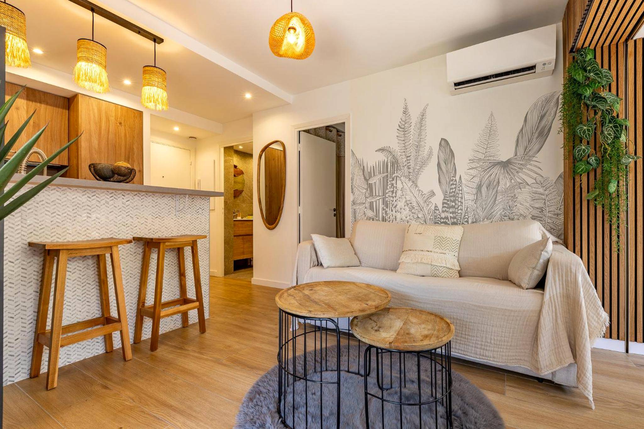 Salon cosy avec canapé et tables basses en bois - LA VILLA BALI A CANNES