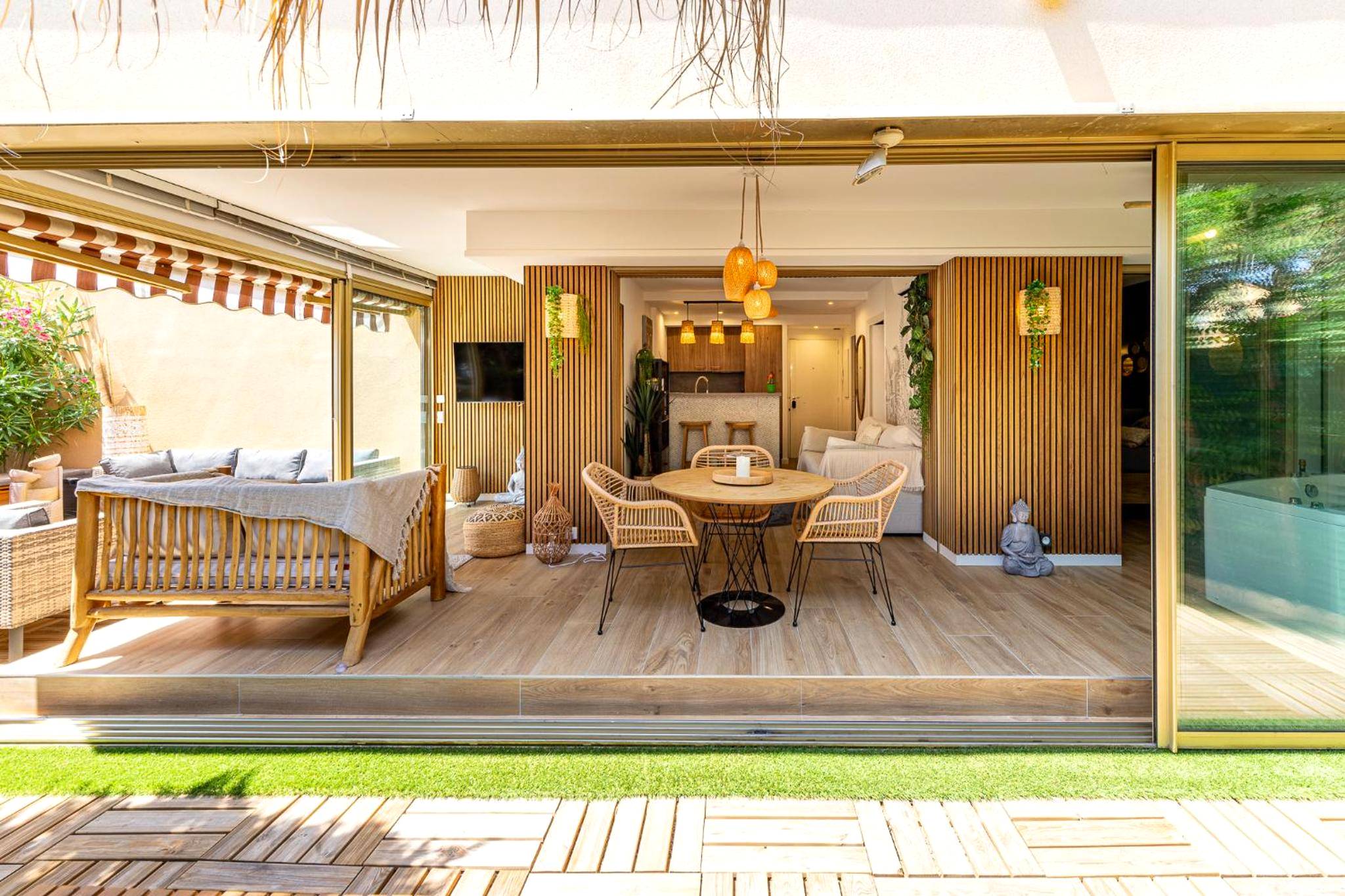 Espace de vie ouvert sur terrasse en bois - LA VILLA BALI A CANNES