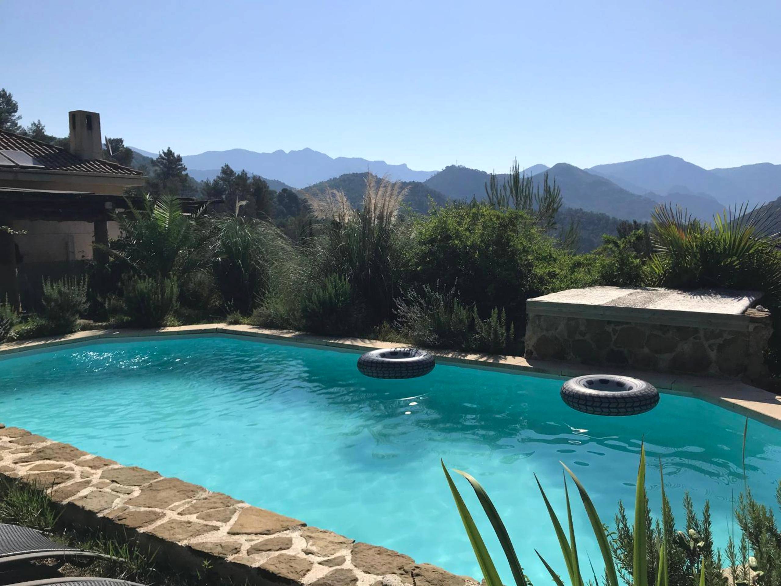 Piscine extérieure avec vue sur les montagnes - Love Room Massoins - Love Room Villa Charlene