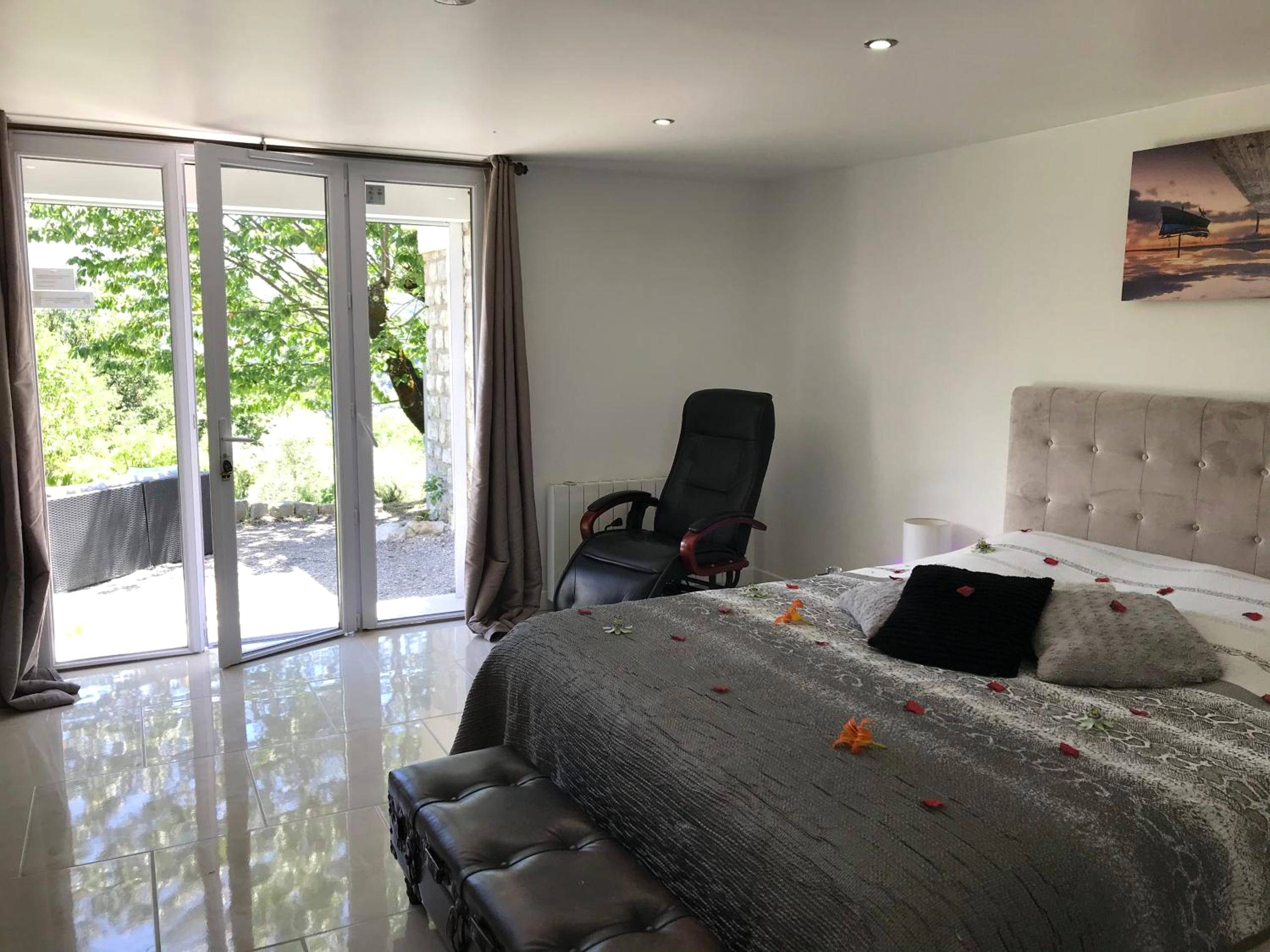 Chambre avec lit parsemé de pétales de roses - Love Room Villa Charlene