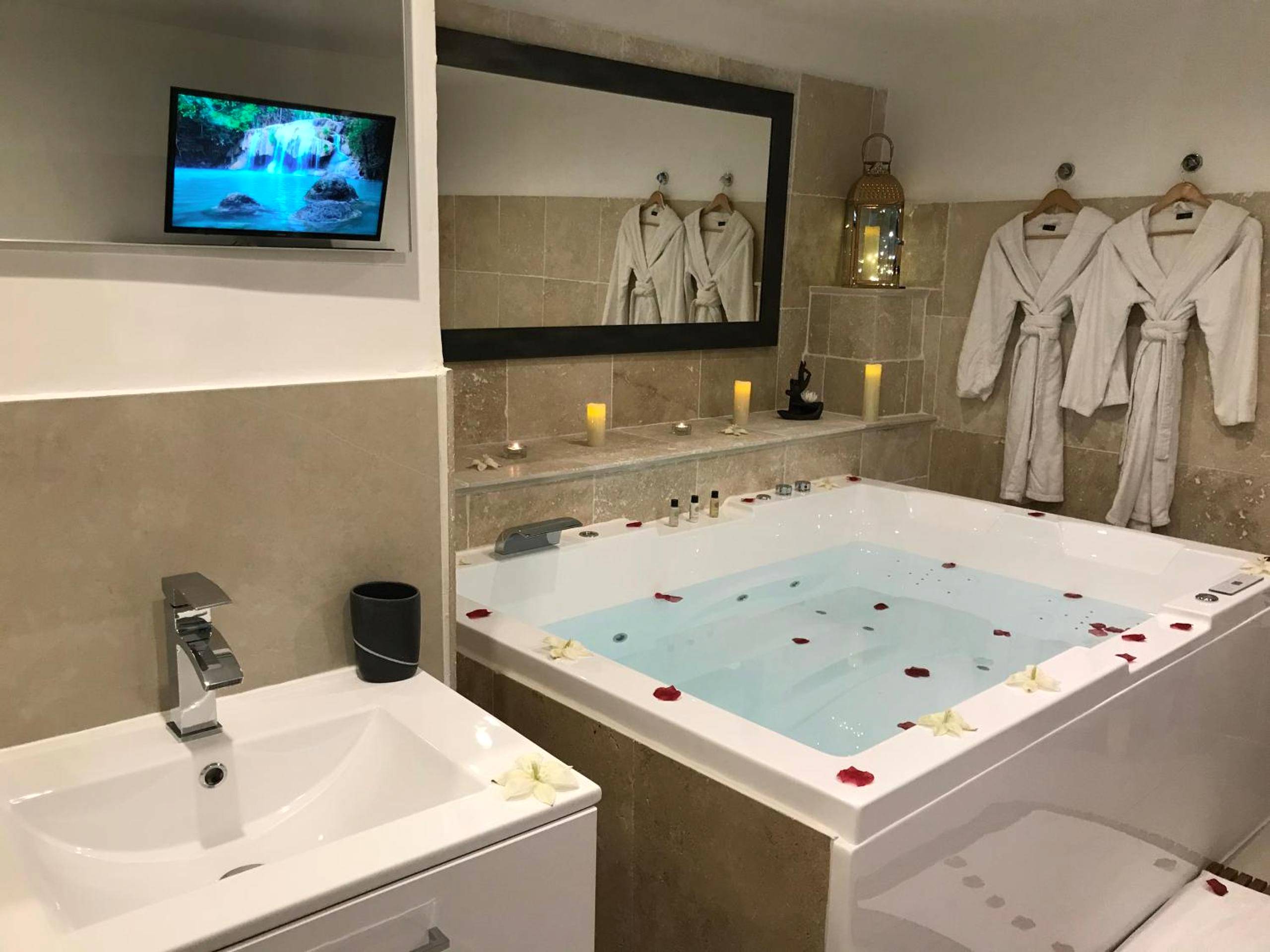 Baignoire balnéo avec bougies et peignoirs - Love Room Villa Charlene
