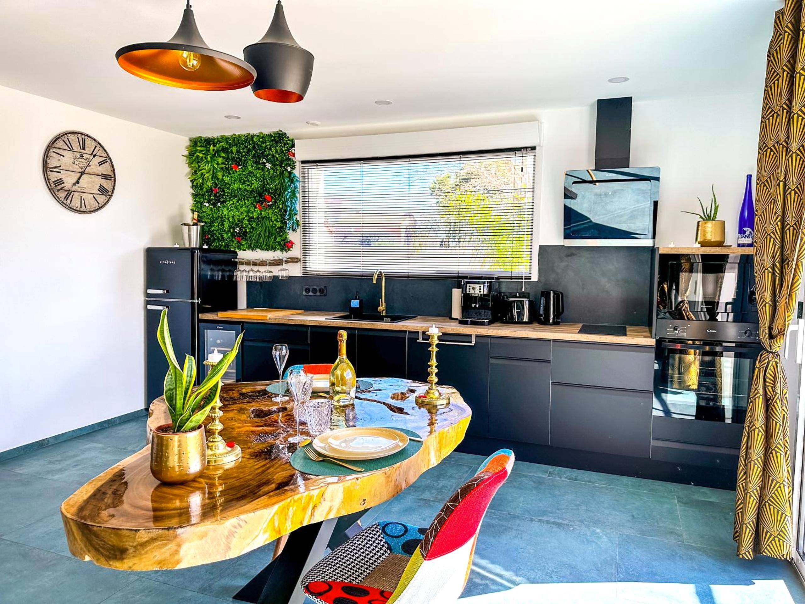 Cuisine équipée avec table en bois massif - Love room La Villa Des Charmes - 34450 vias