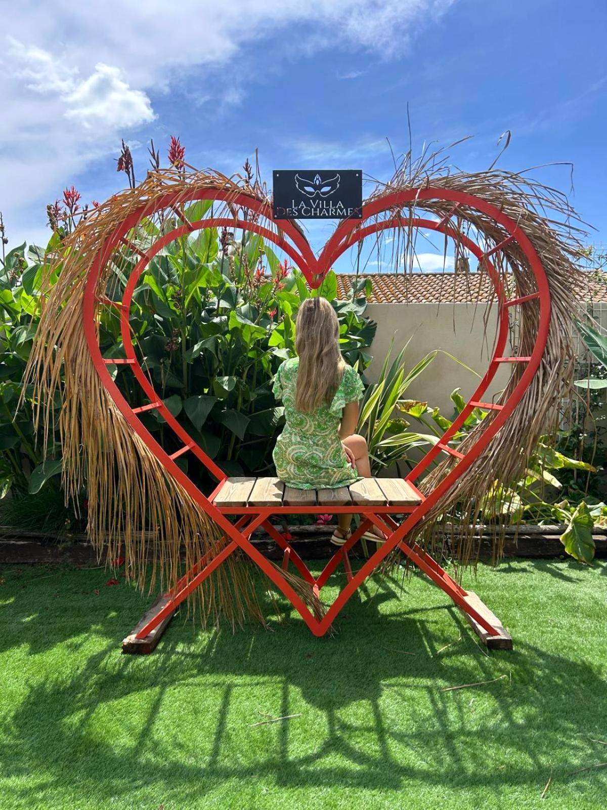 Banc en forme de cœur dans le jardin - Love room La Villa Des Charmes - 34450 vias