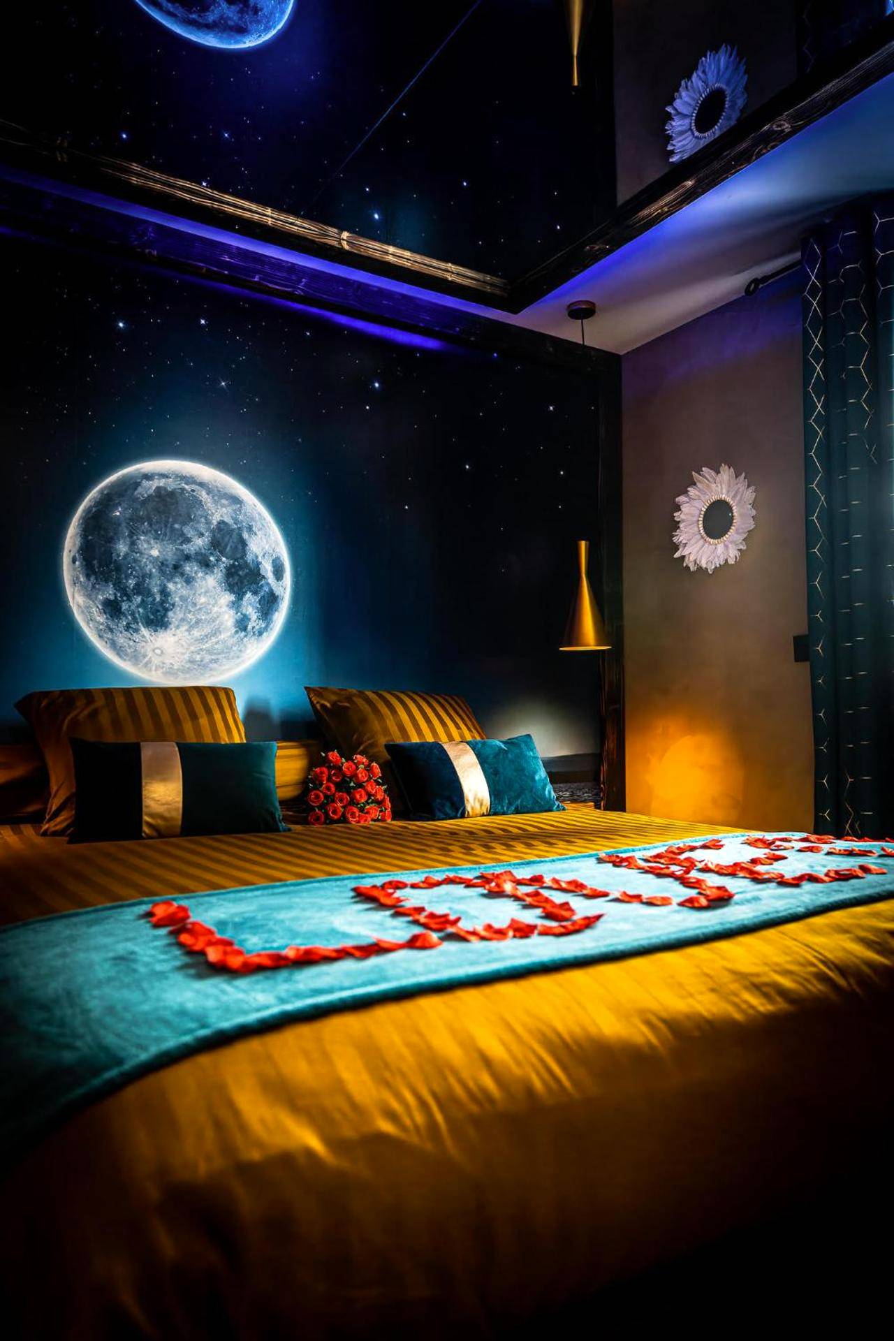 Lit avec pétales de rose et décor lune - Love room La Villa Des Charmes - 34450 vias