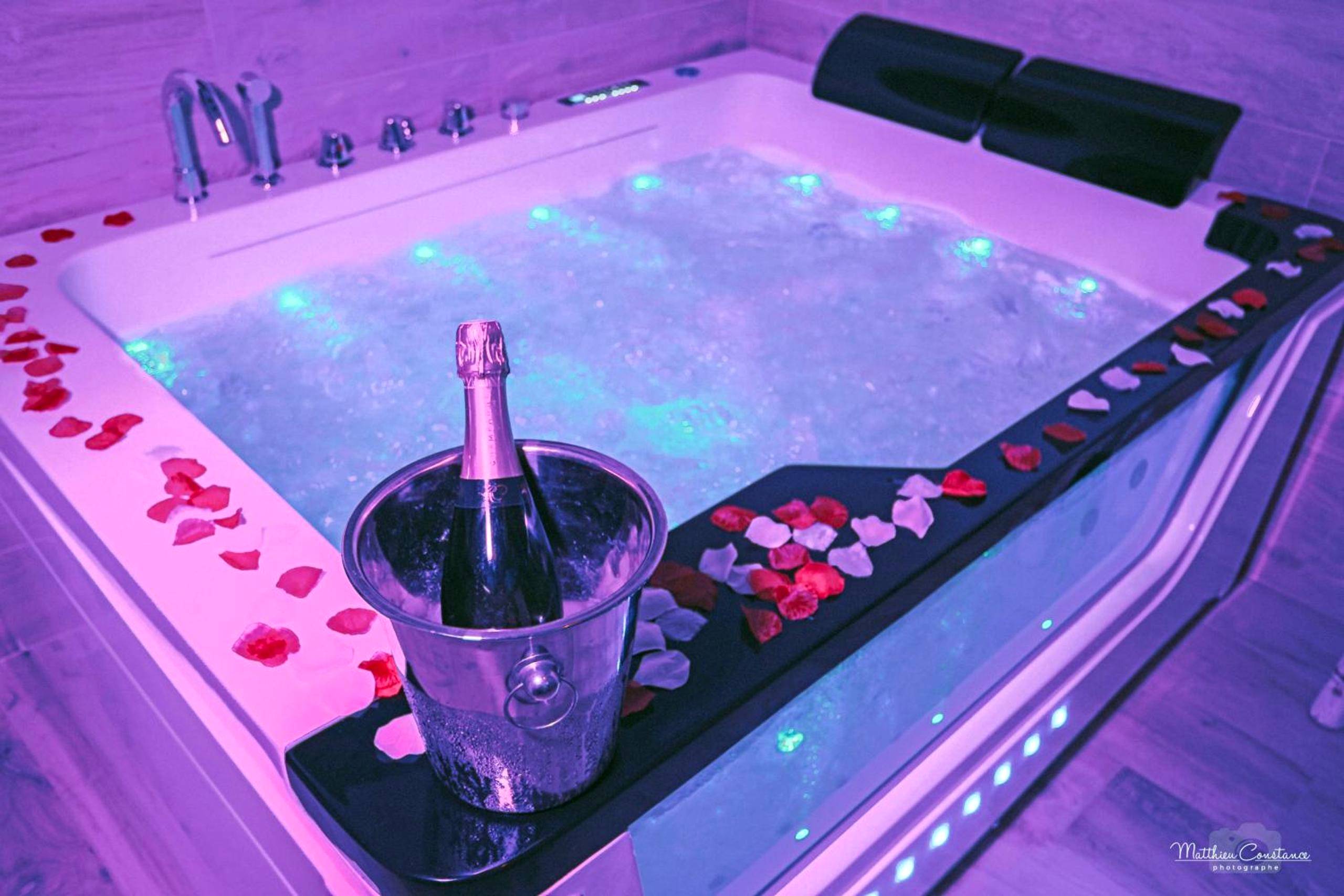 Jacuzzi avec champagne et pétales de rose - Love Room Cuges - les - Pins - Villa CoCoon - Love room cocooning & 50 nuances