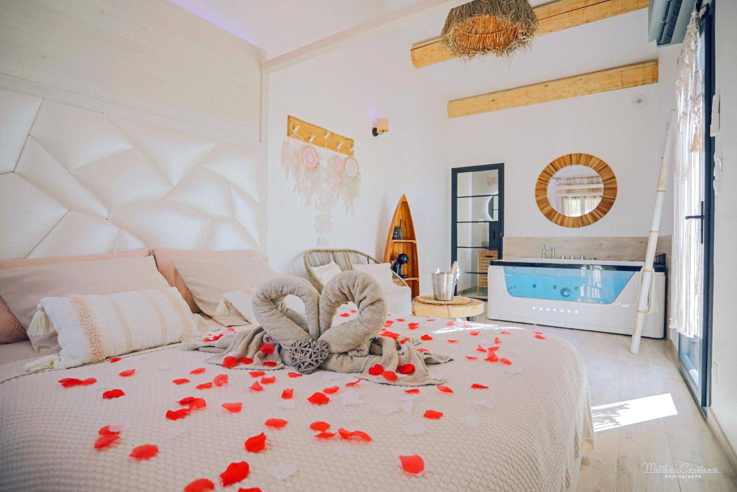 Lit avec cygnes en serviette et pétales - Villa CoCoon - Love room cocooning & 50 nuances