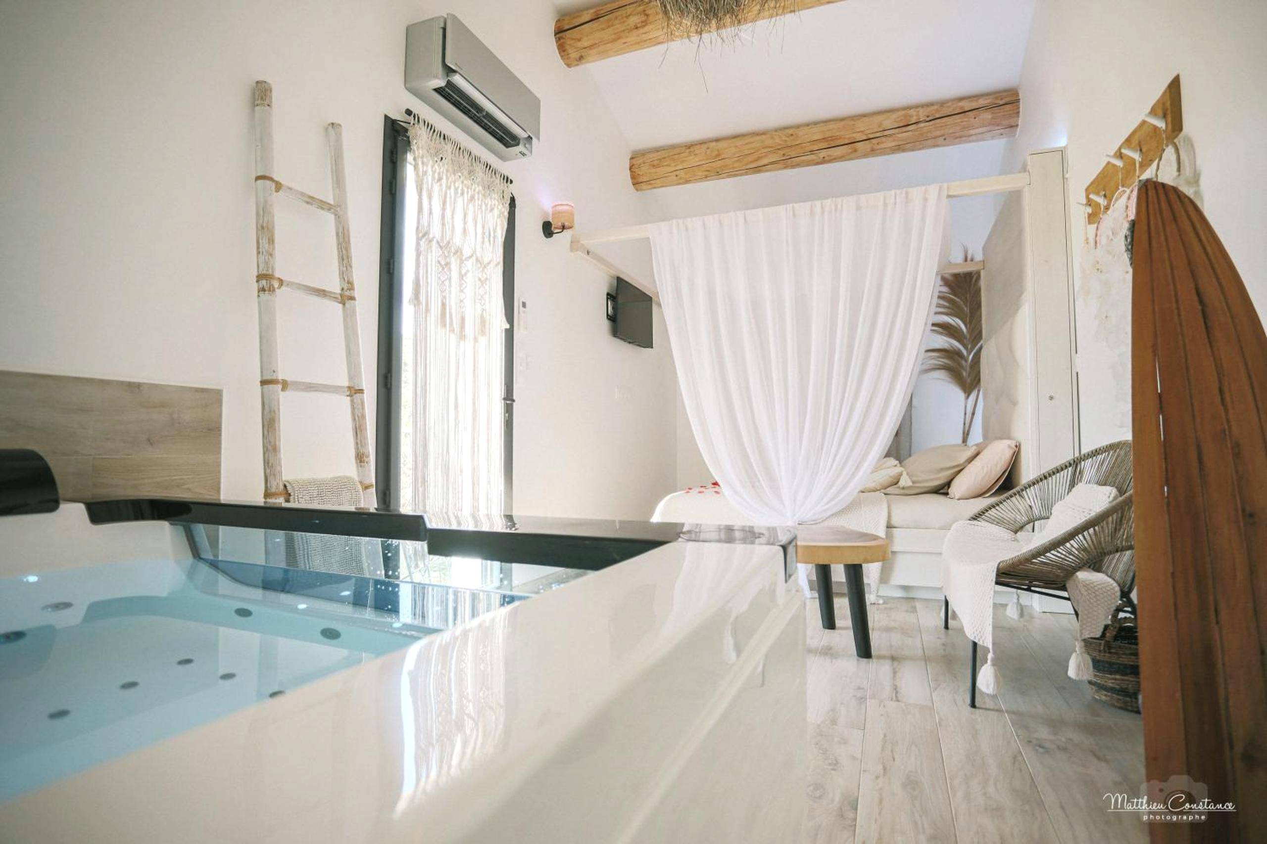 Suite avec jacuzzi et lit à baldaquin - Villa CoCoon - Love room cocooning & 50 nuances