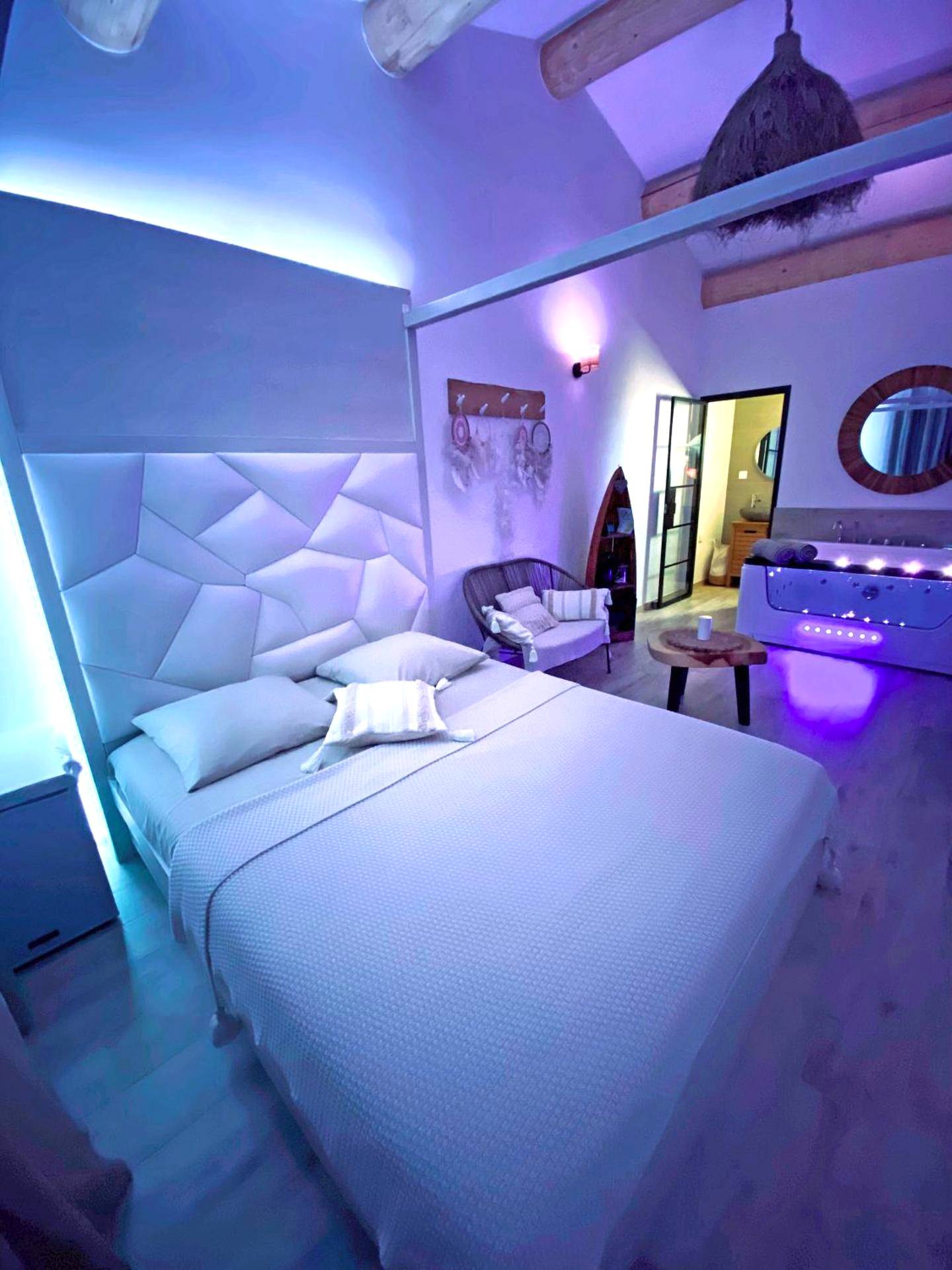 Chambre romantique avec éclairage tamisé bleu - Villa CoCoon - Love room cocooning & 50 nuances