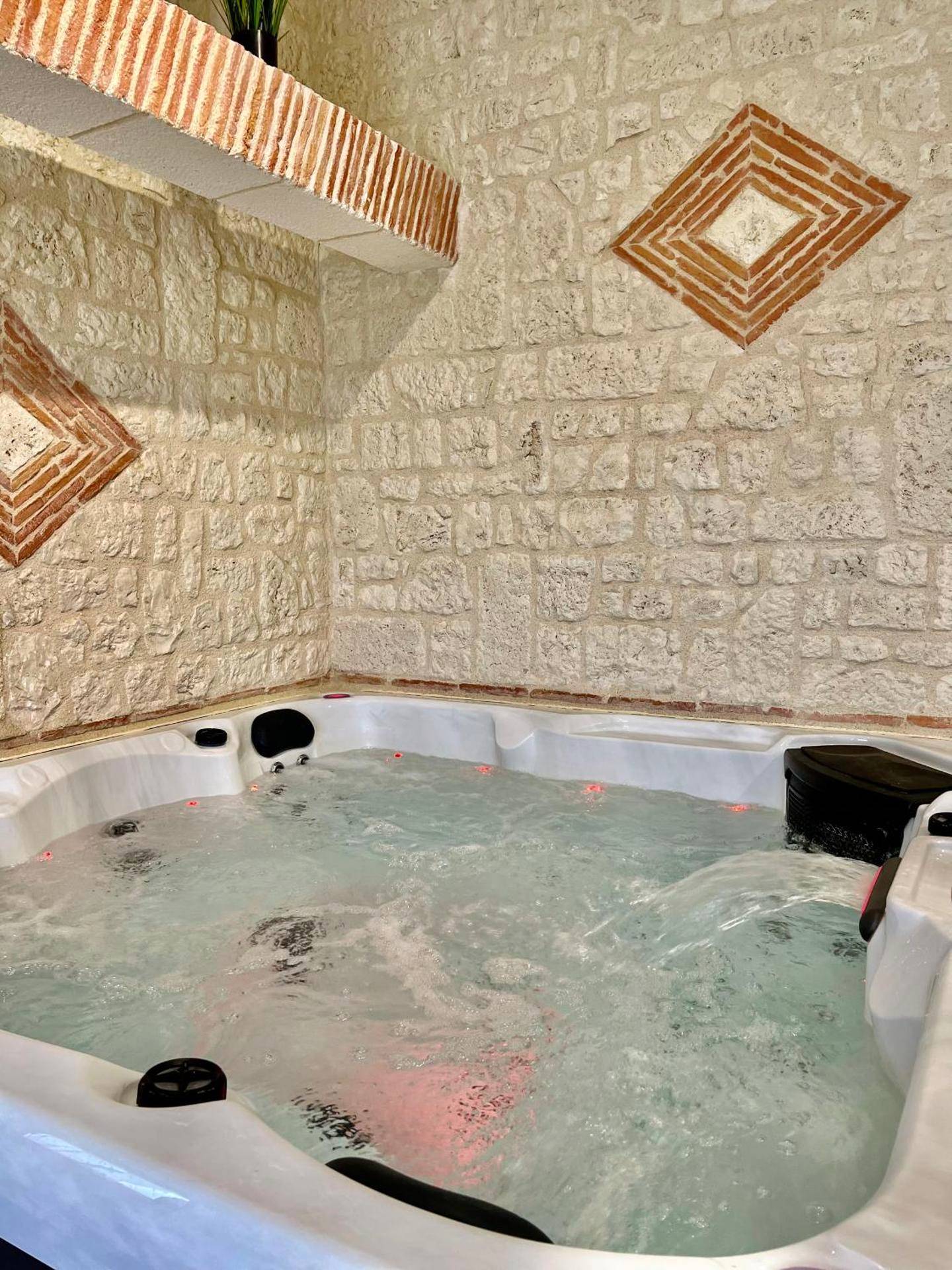 Jacuzzi privatif avec jets massants - Suite Privative Jacuzzi Sauna de la Villa Del Castagnol