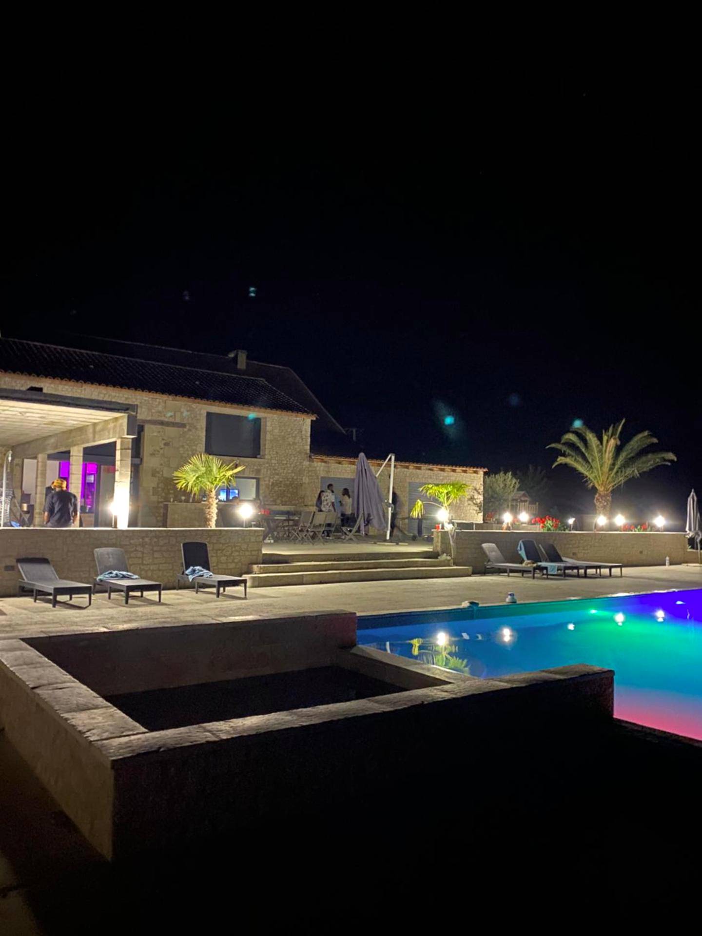 Piscine extérieure éclairée de nuit - Suite Privative Jacuzzi Sauna de la Villa Del Castagnol