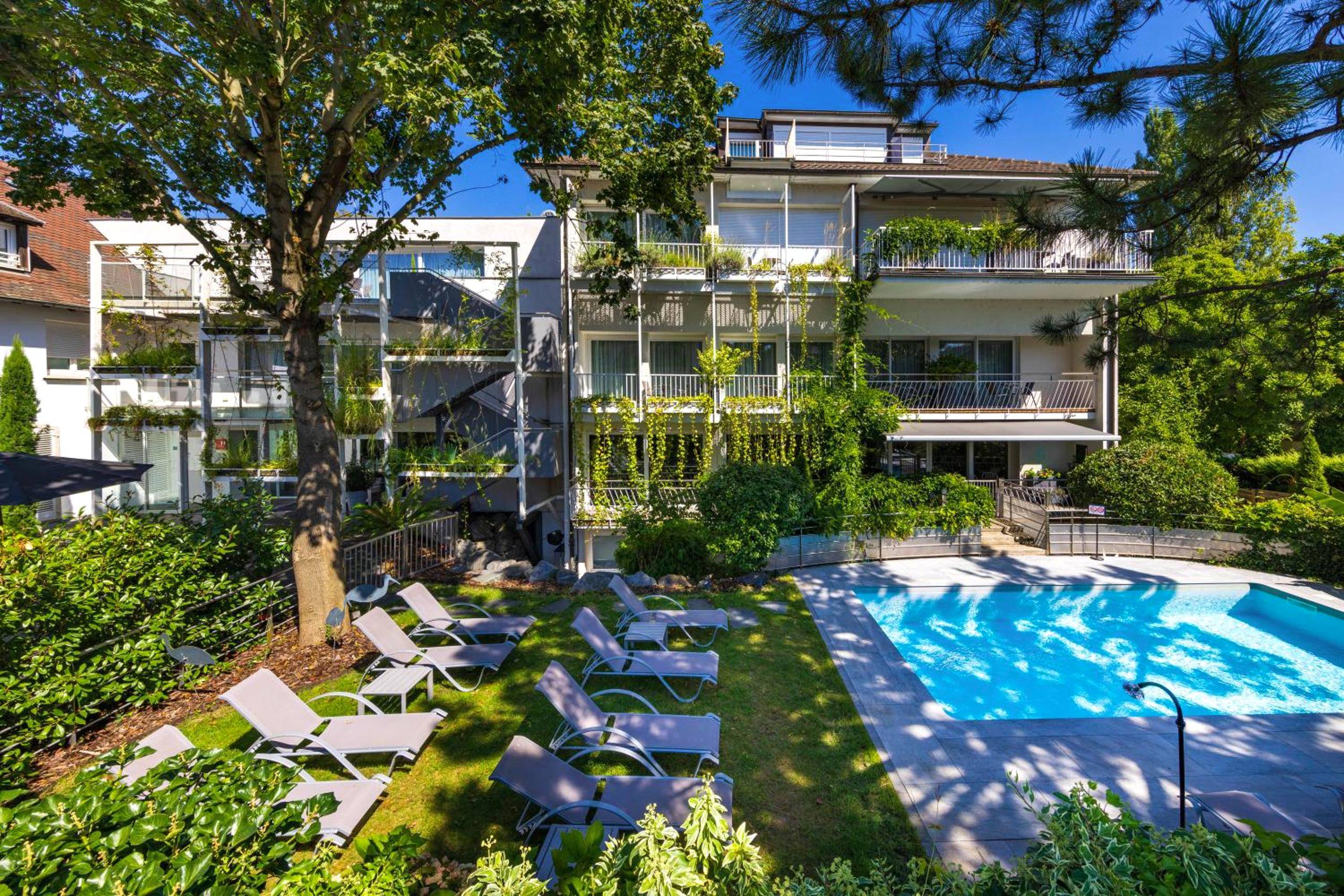 Piscine extérieure et jardin avec transats - Hôtel Villa La Florangerie - SPA & Piscine