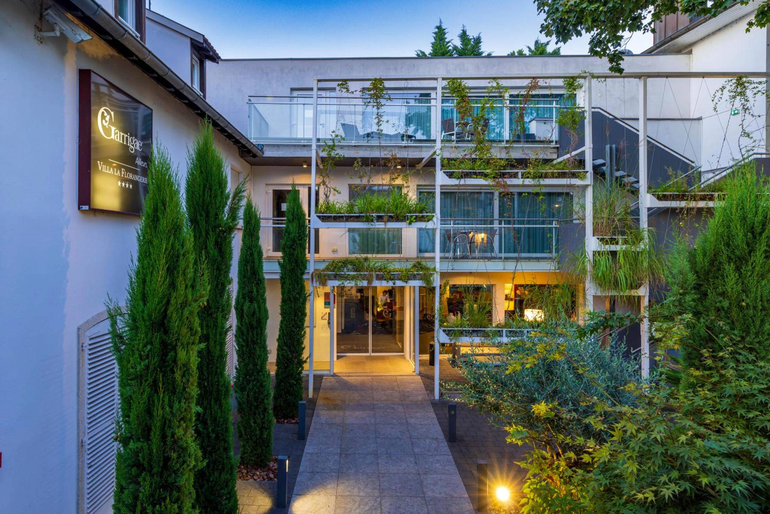 Façade moderne avec entrée végétalisée - Hôtel Villa La Florangerie - SPA & Piscine