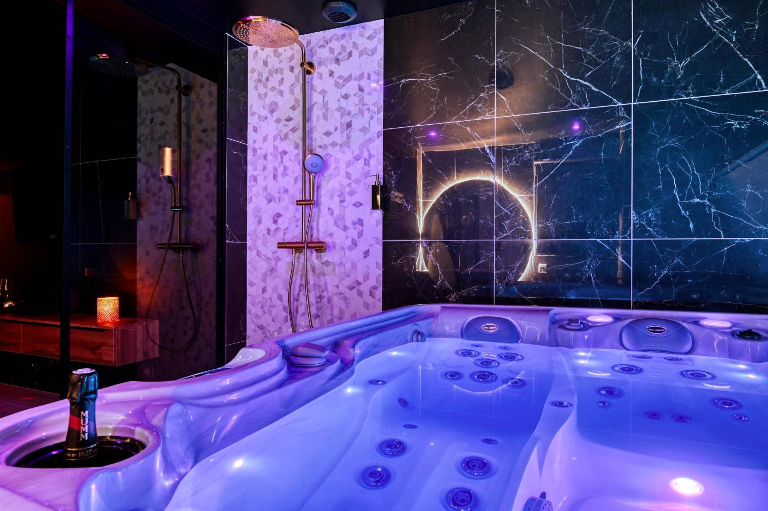 Jacuzzi privatif et douche à effet pluie - Love Room Saint - Cyr - l'École - Villa avec jacuzzi privatif
