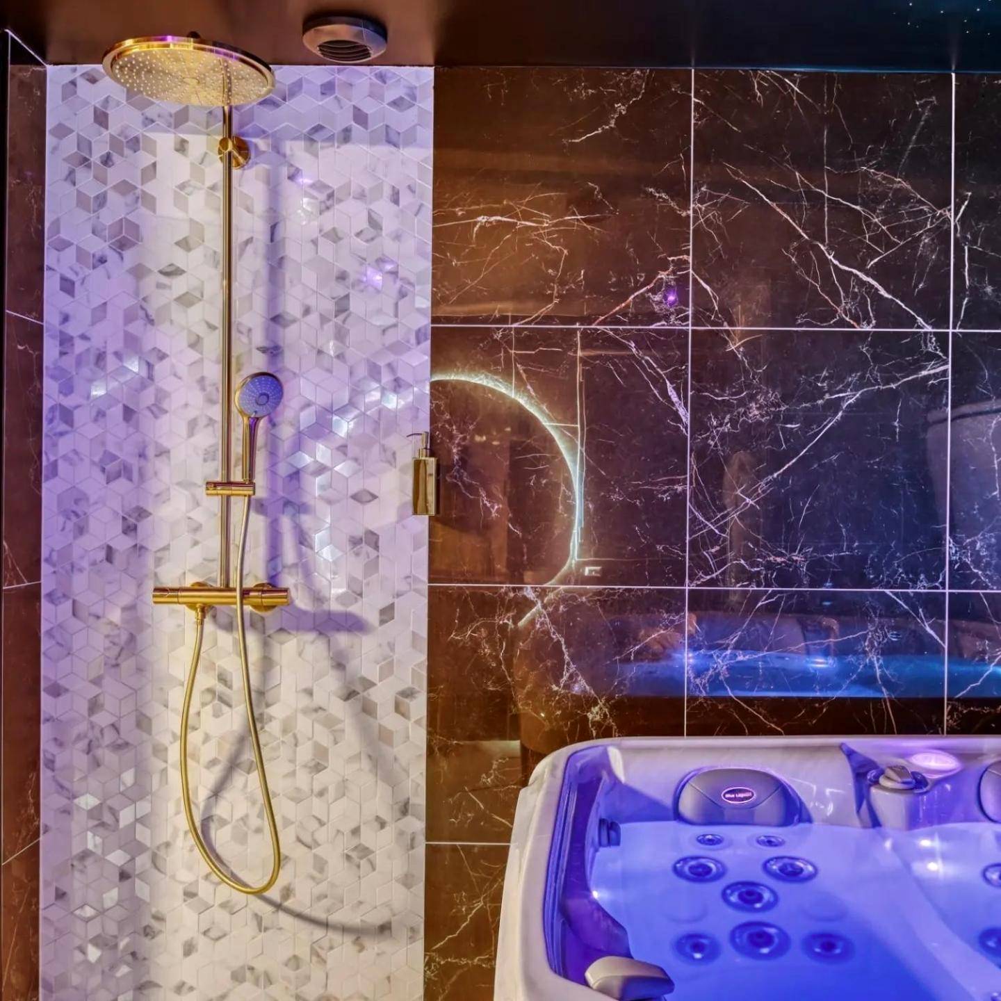 Détail douche dorée et jacuzzi éclairé - Villa avec jacuzzi privatif