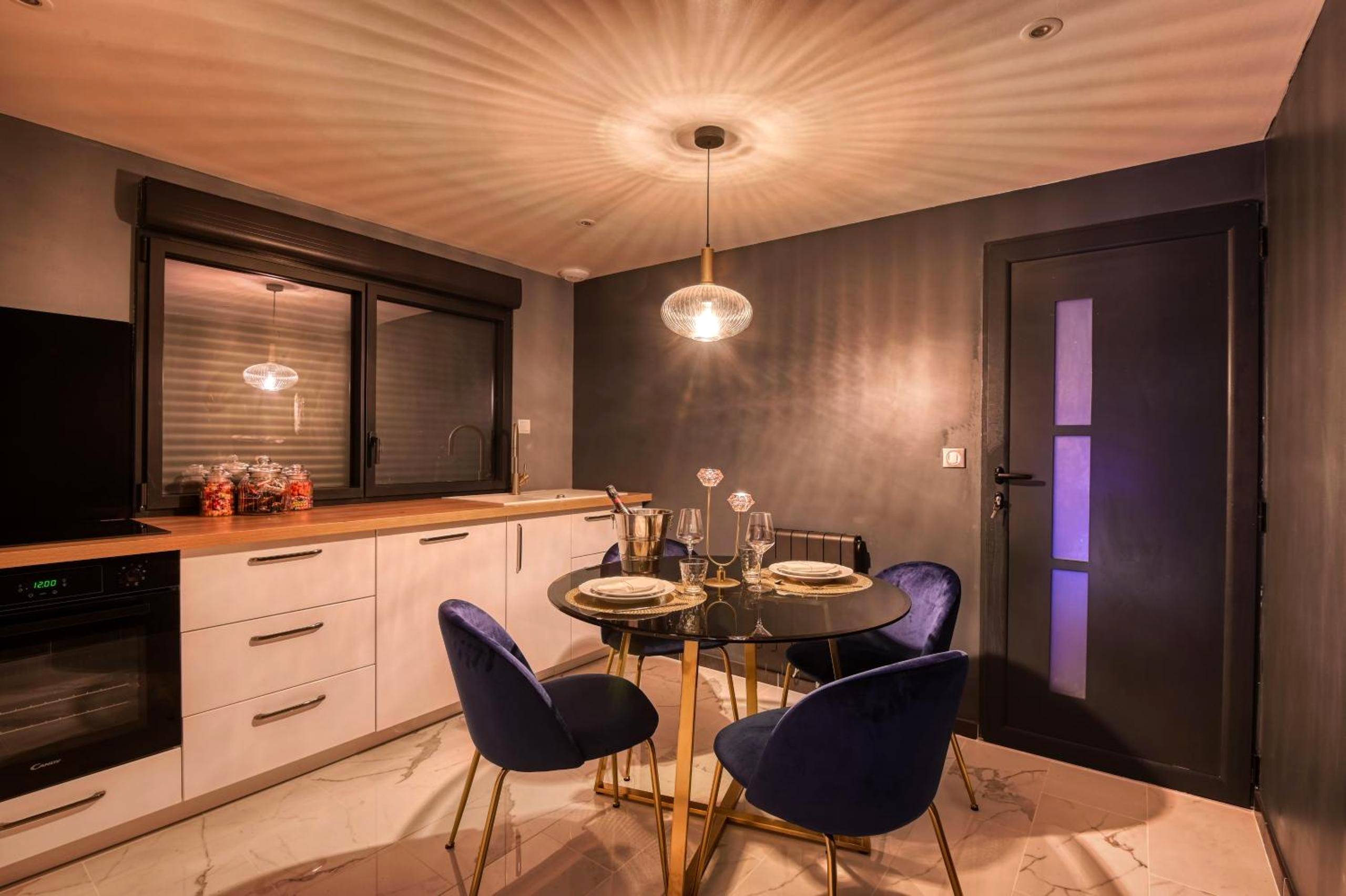 Espace cuisine et table à manger moderne - Villa avec jacuzzi privatif