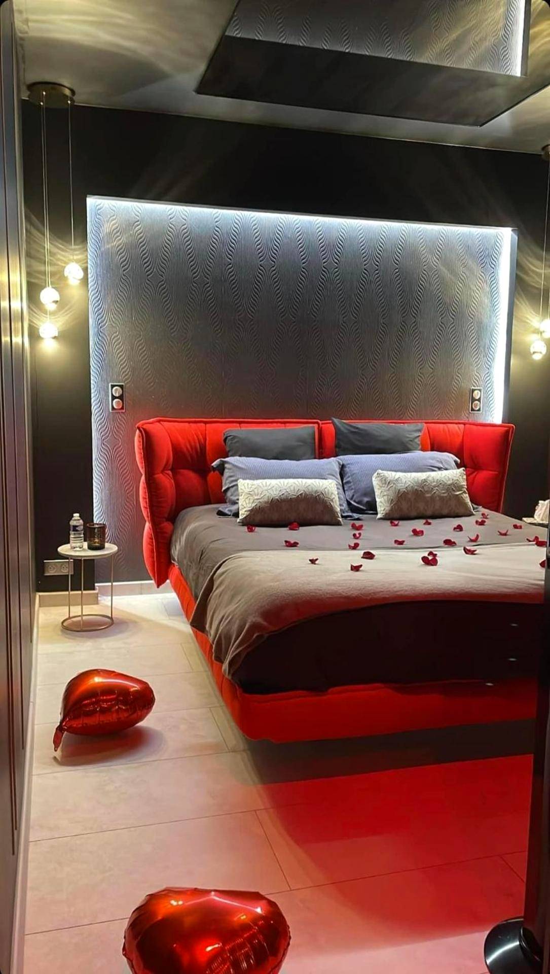 Lit king size avec pétales de rose et ballons - Villa avec jacuzzi privatif
