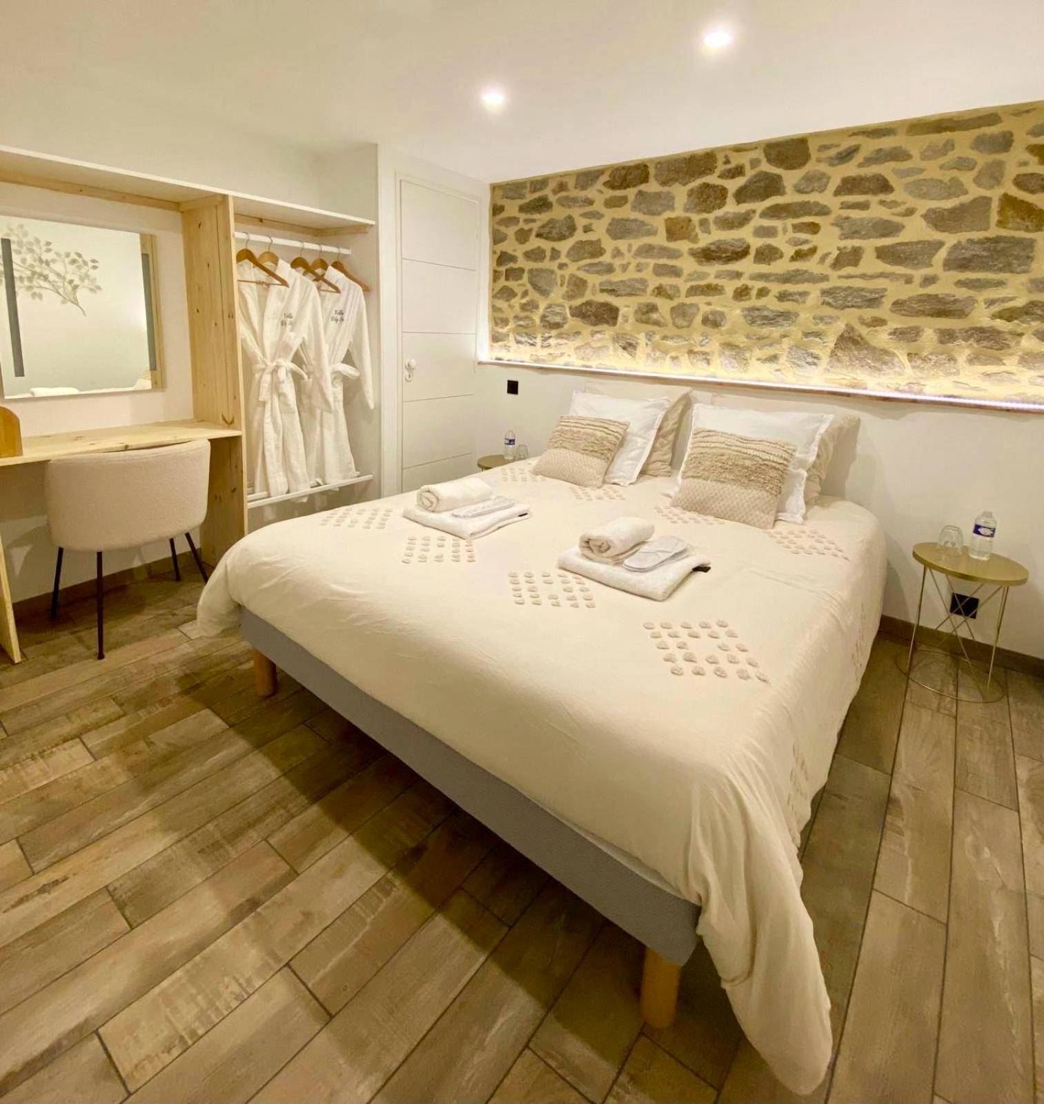 Chambre avec lit king size et peignoirs - Villa Lily Spa, chambre d’hôtes avec spa privatif