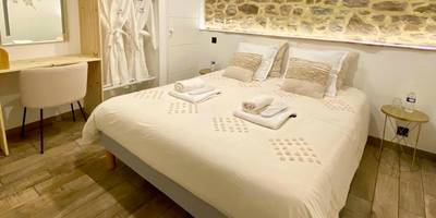 Chambre avec lit king size et peignoirs - Villa Lily Spa, chambre d’hôtes avec spa privatif