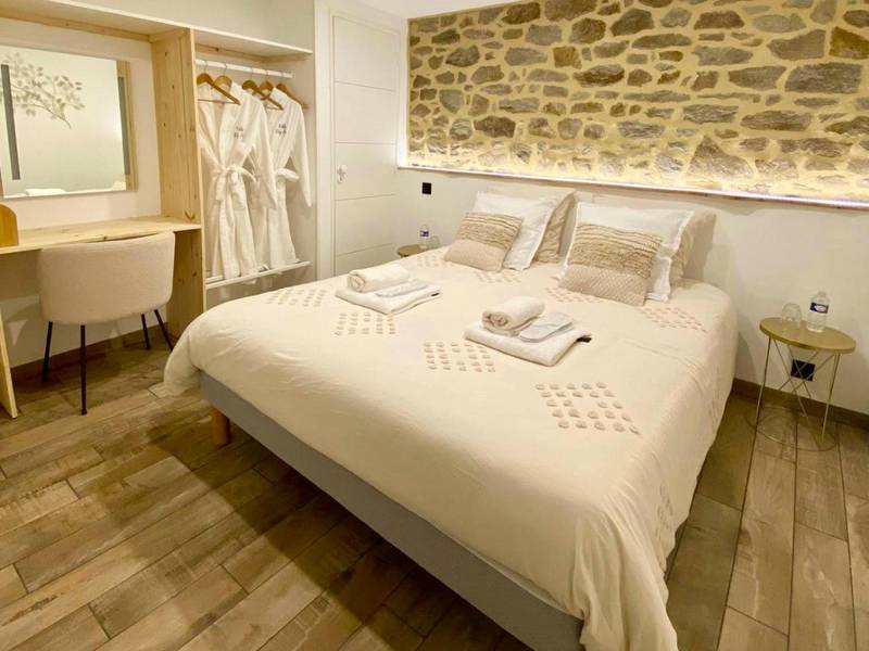 Chambre avec lit king size et peignoirs - Villa Lily Spa, chambre d’hôtes avec spa privatif