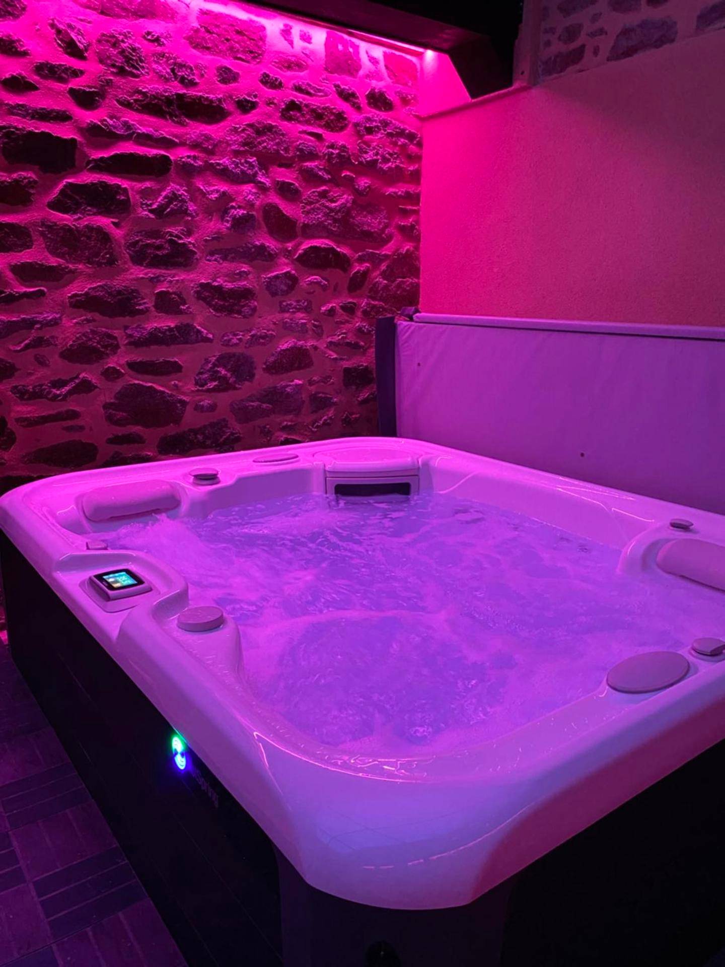 Jacuzzi avec éclairage d'ambiance rose - Villa Lily Spa, chambre d’hôtes avec spa privatif