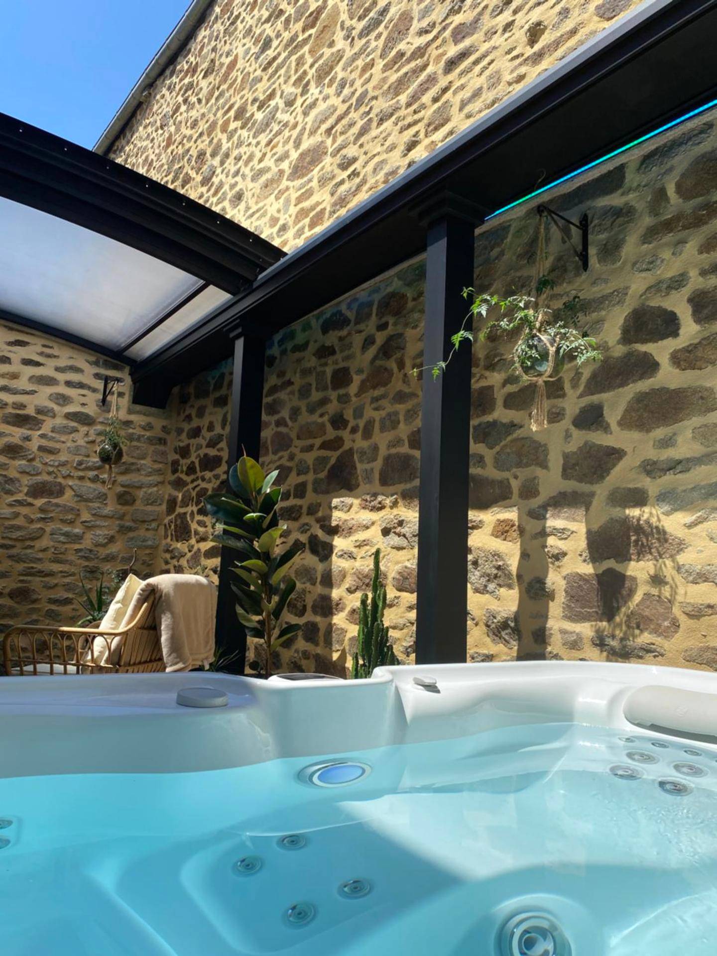 Bain à remous sous toit escamotable - Villa Lily Spa, chambre d’hôtes avec spa privatif