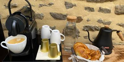 Plateau petit - déjeuner avec café et croissants - Villa Lily Spa, chambre d’hôtes avec spa privatif
