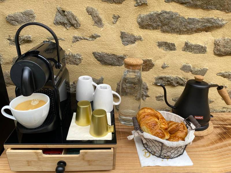 Plateau petit - déjeuner avec café et croissants - Villa Lily Spa, chambre d’hôtes avec spa privatif