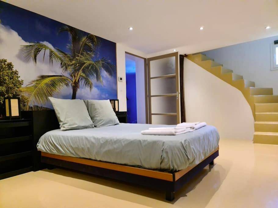 Chambre avec fresque tropicale et escalier - Love Room Vals - les - Bains - Villa Ohna - Gîte Romantique avec Spa Privé