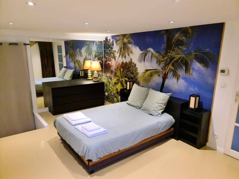 Lit double face à un grand miroir - Villa Ohna - Gîte Romantique avec Spa Privé