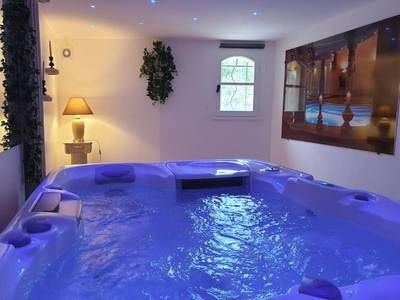 Bain à remous privatif avec éclairage bleu - Villa Ohna - Gîte Romantique avec Spa Privé