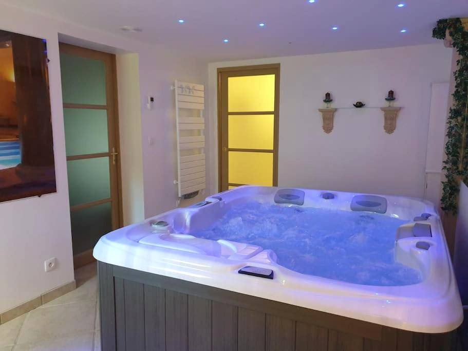 Espace bien - être avec jacuzzi et luminaires - Villa Ohna - Gîte Romantique avec Spa Privé