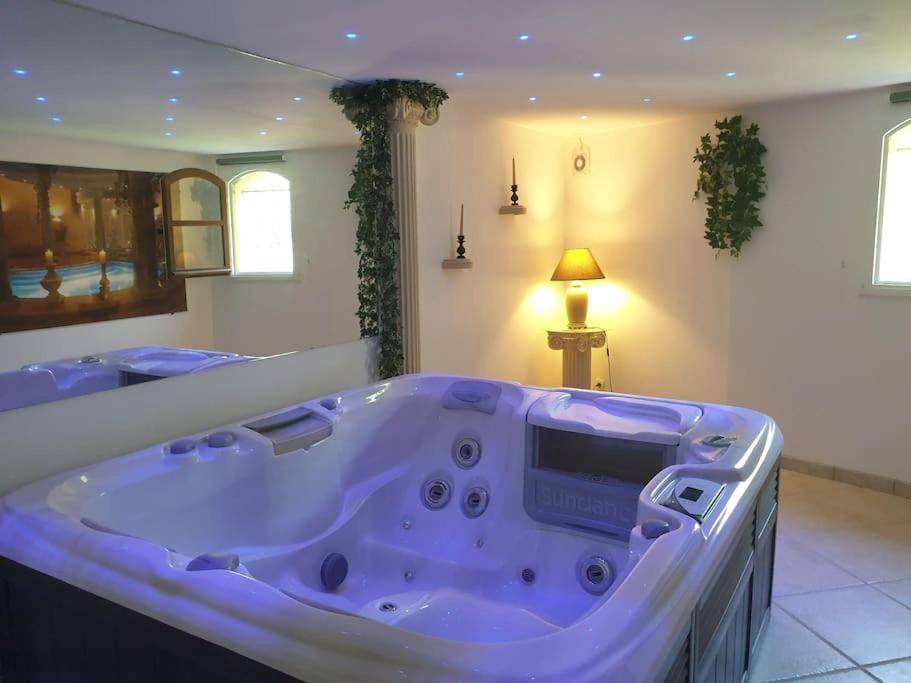 Photo du logement - Villa Ohna - Gîte Romantique avec Spa Privé - Vals - les - Bains