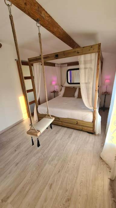 Lit à baldaquin en bois avec balançoire - La Villa Romane