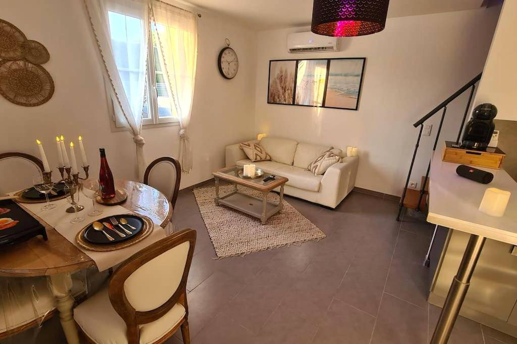 Salon chaleureux avec table dressée et bougies - La Villa Romane