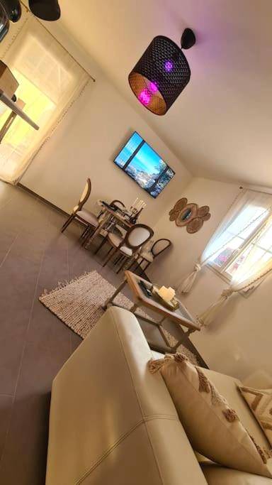 Espace de vie avec canapé et télévision murale - La Villa Romane