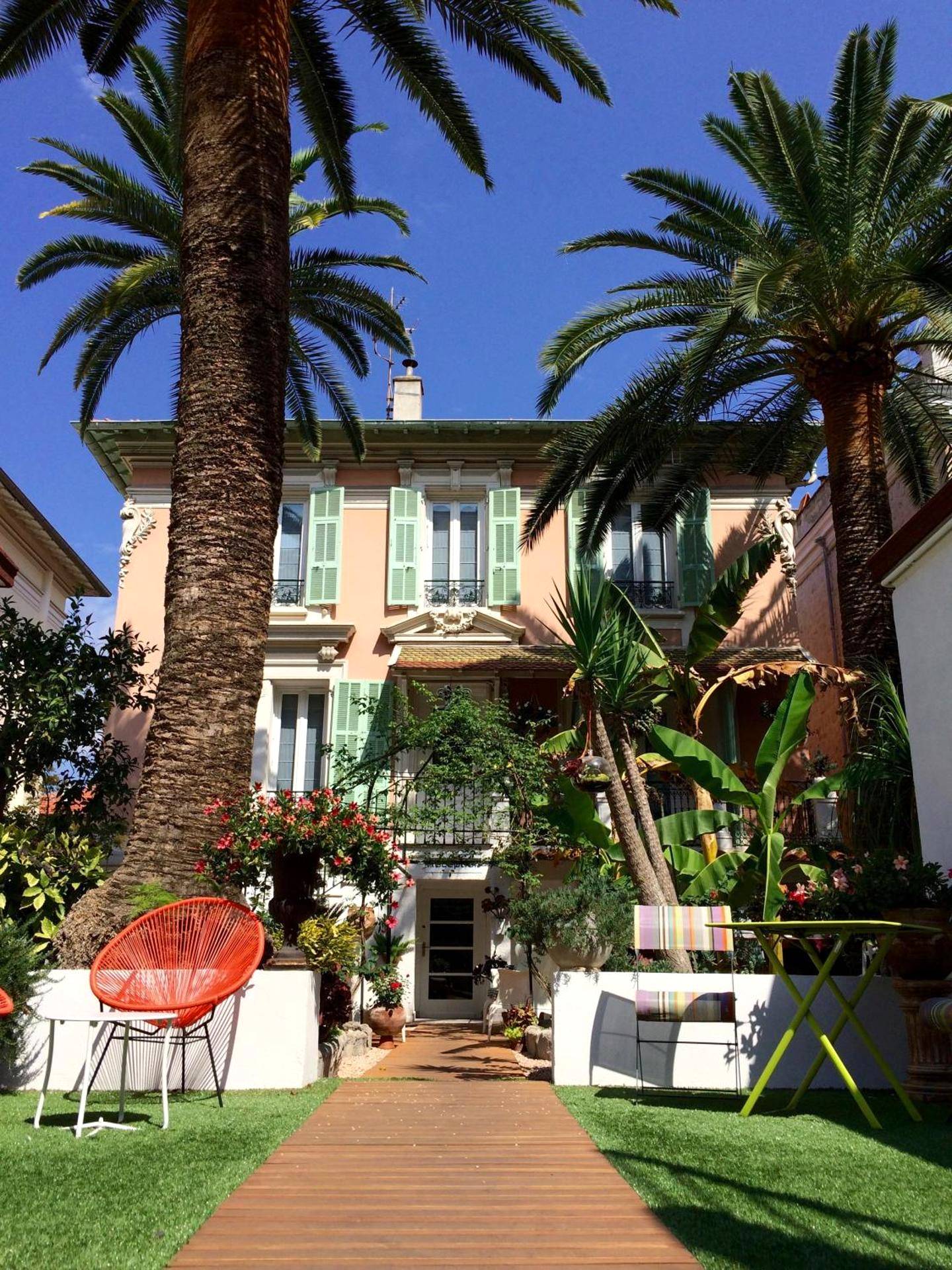 Façade de villa avec jardin et palmiers - Love Room Nice - Hotel Villa Rose