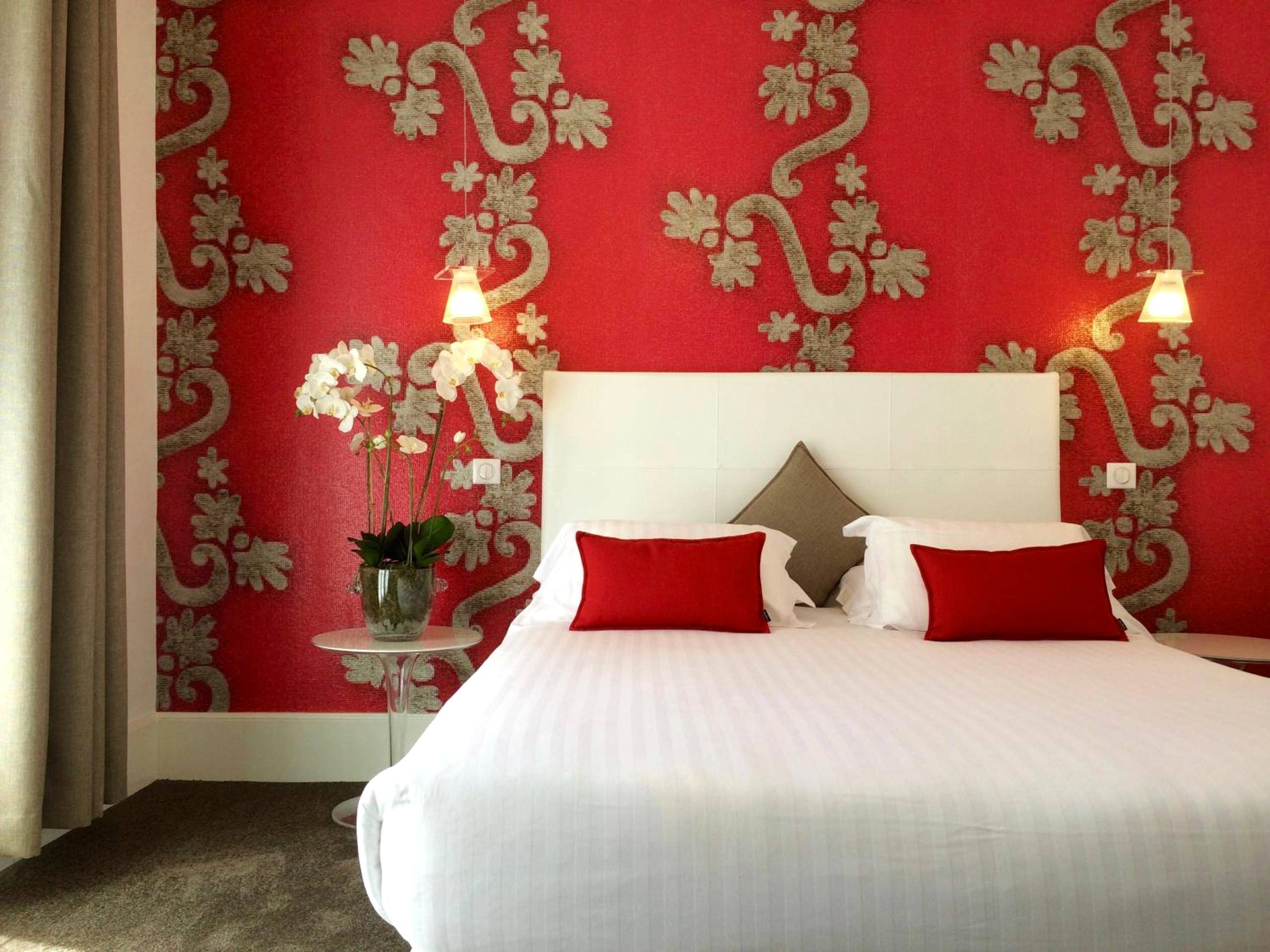 Chambre avec mur rouge et orchidées - Hotel Villa Rose