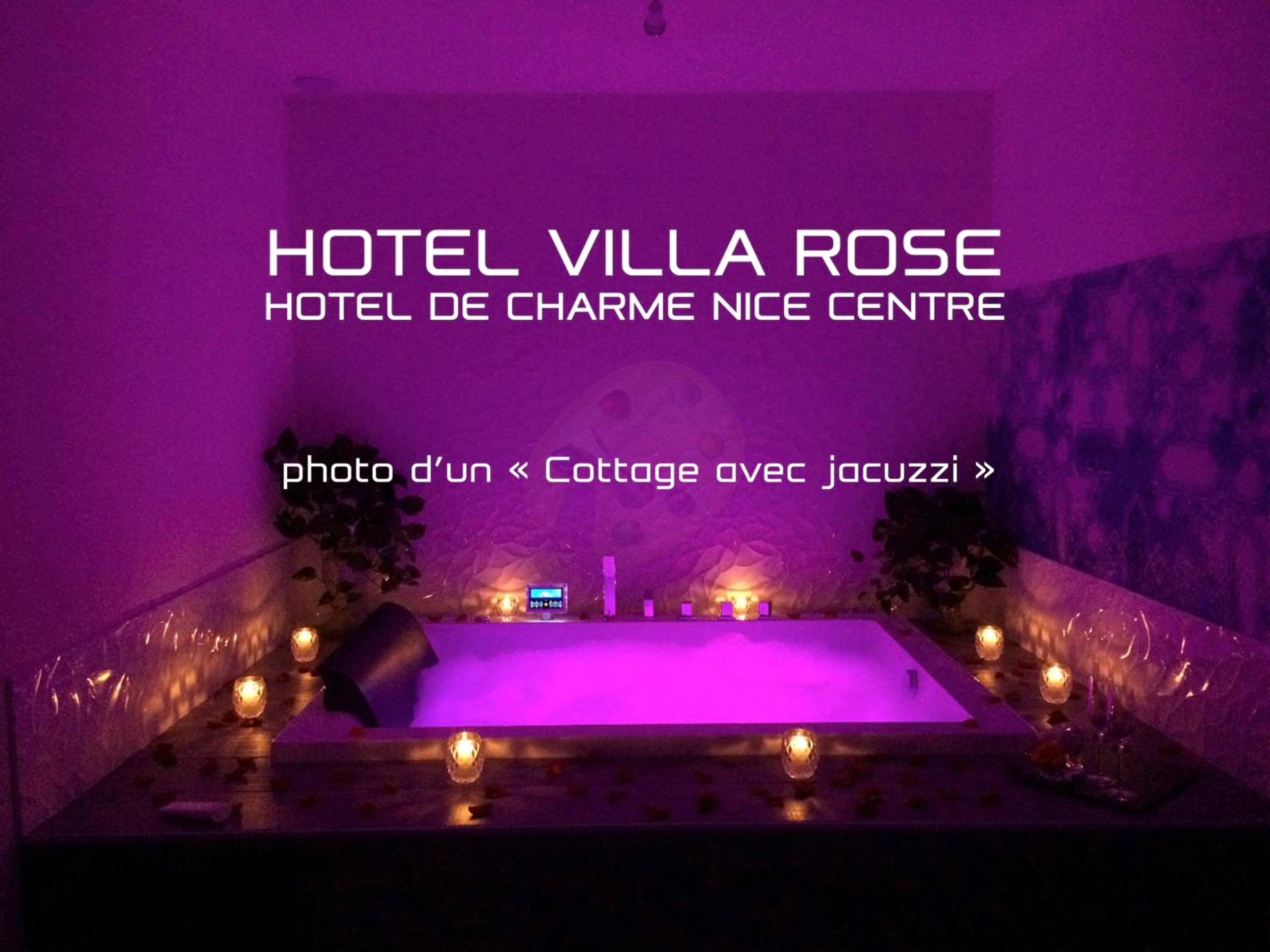 Jacuzzi privatif avec éclairage rose et bougies - Hotel Villa Rose