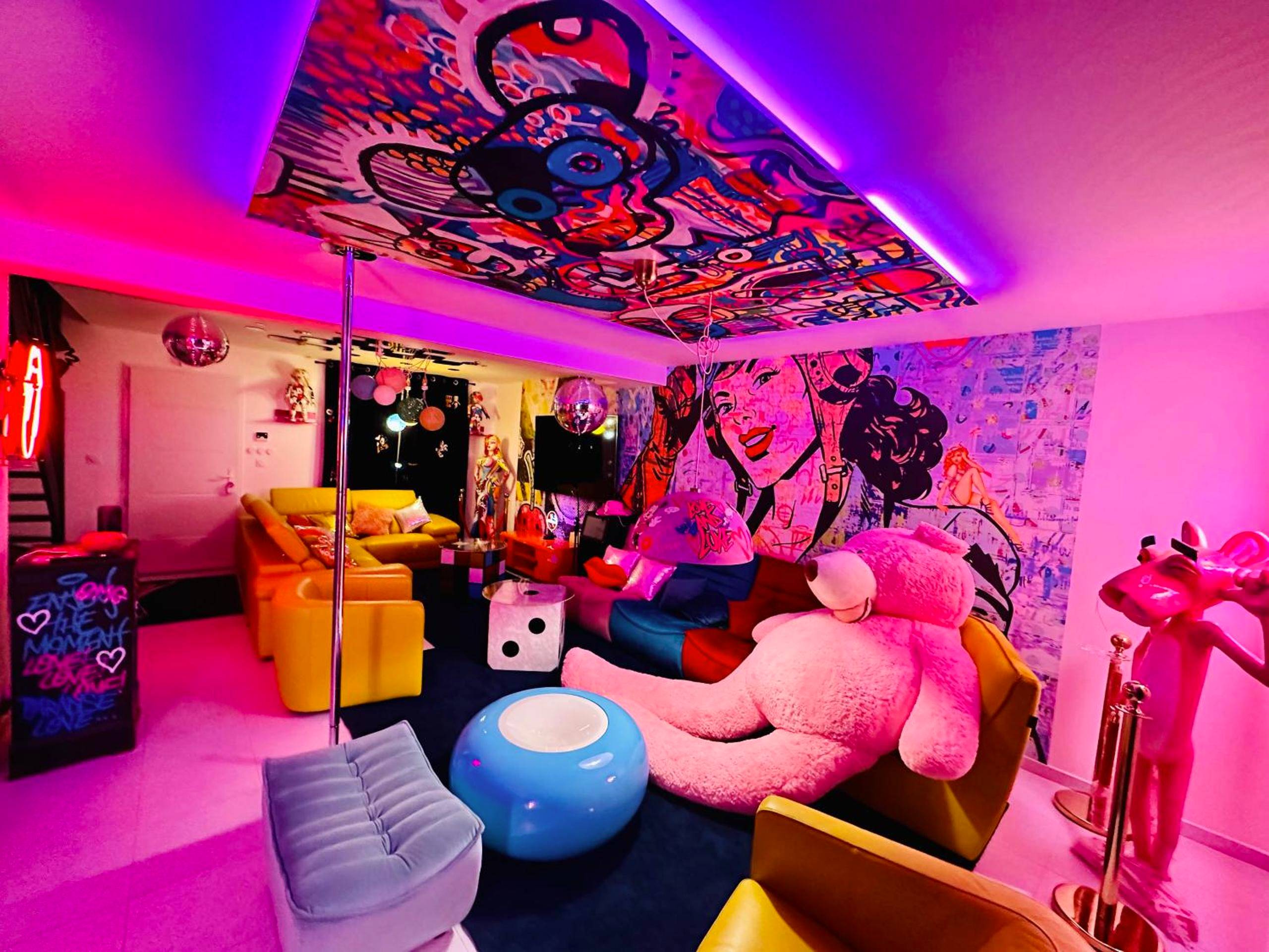 Salon pop art avec peluche géante et néons - Love Room Boissets - La Villa des Secrets