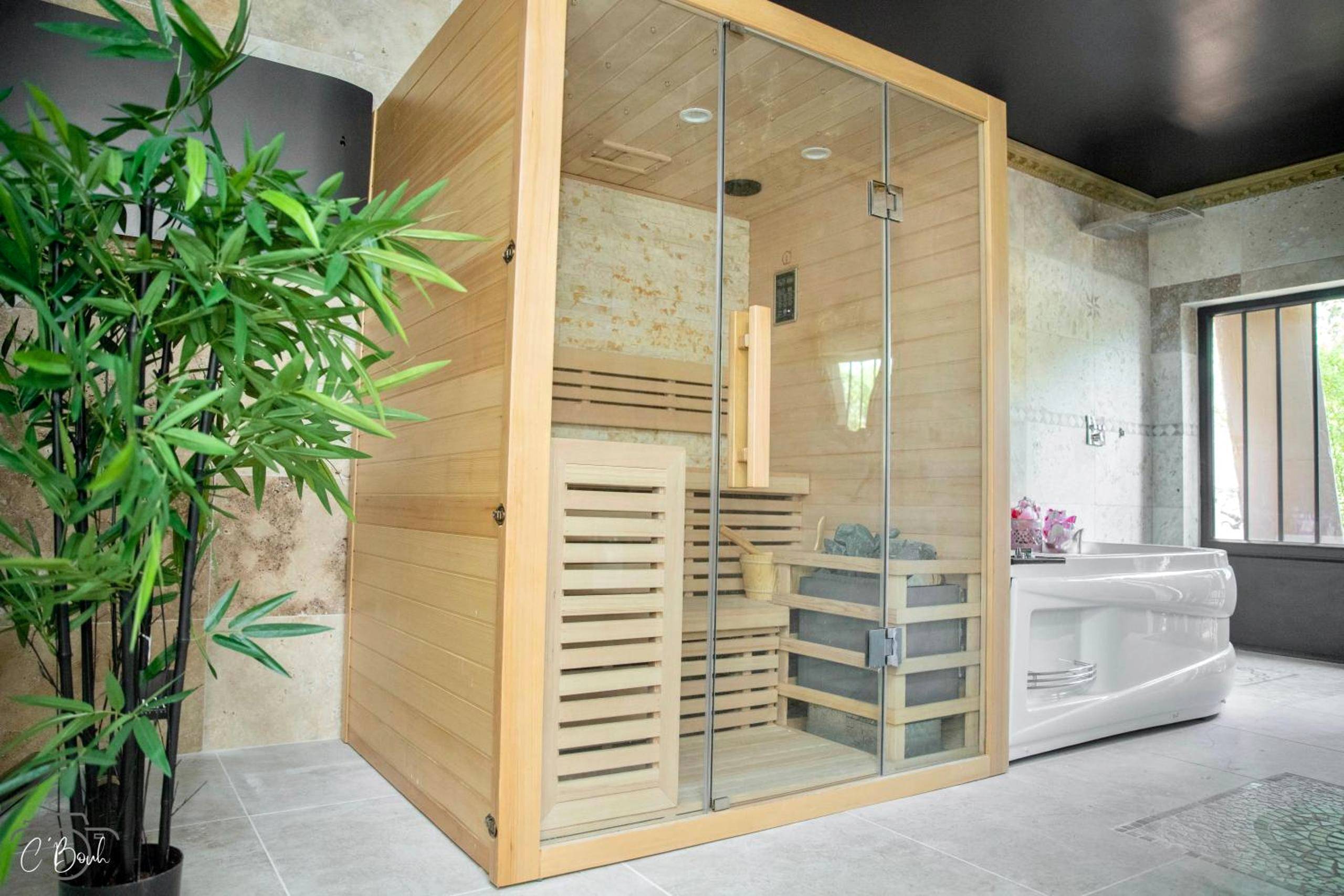 Sauna en bois vitré et baignoire balnéo - La Villa des Secrets