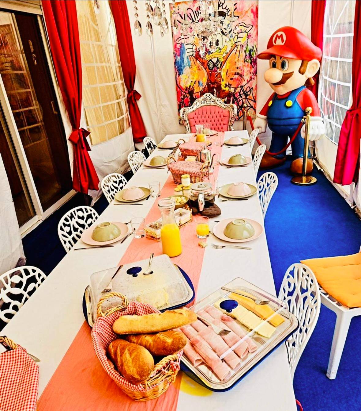 Grande table de petit - déjeuner et statue Mario - La Villa des Secrets