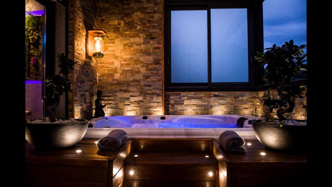 Jacuzzi privatif avec éclairage bleu - Love Room Nice - B&B Villa sensorielle