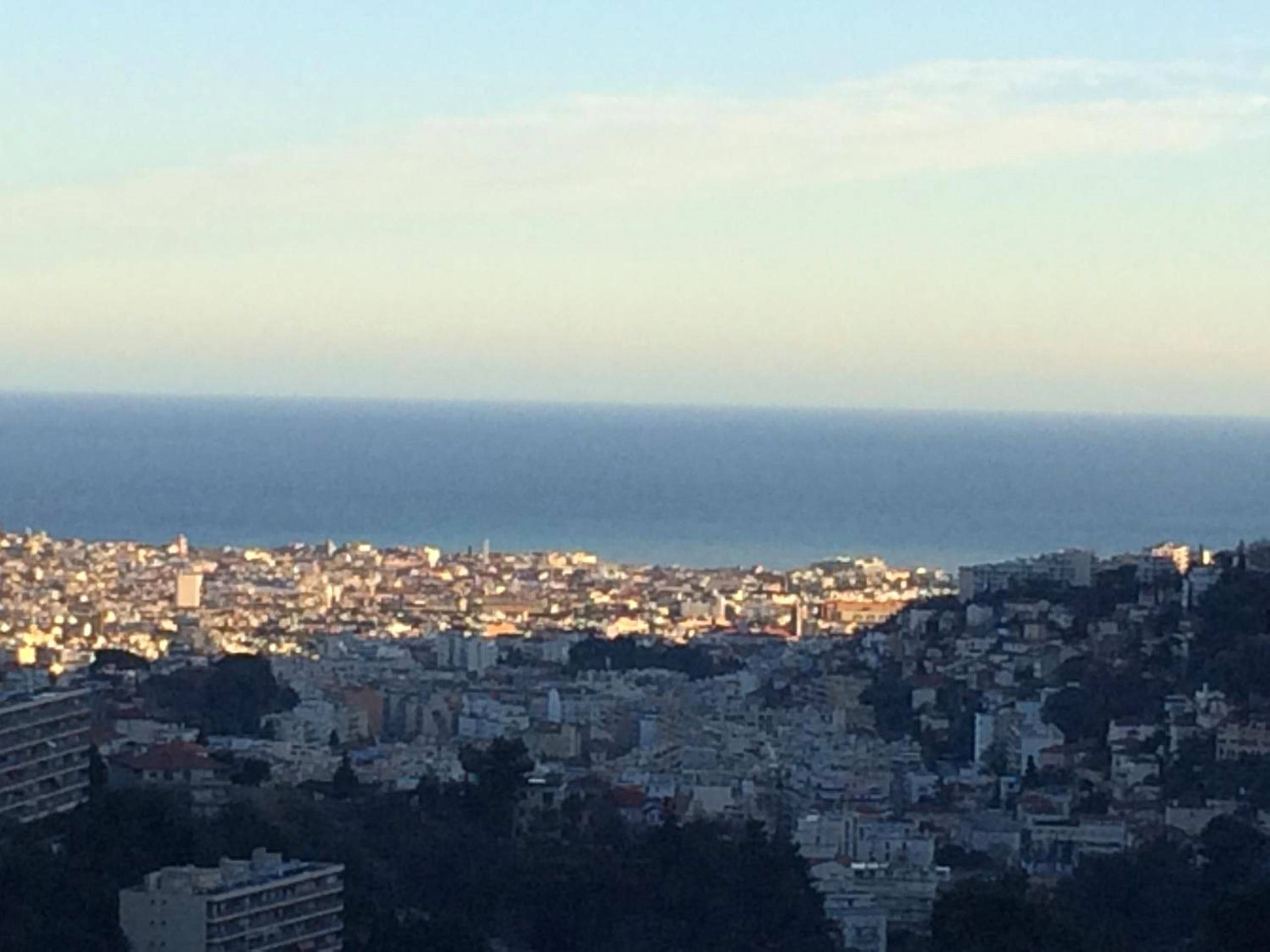Vue panoramique sur la ville et la mer - B&B Villa sensorielle