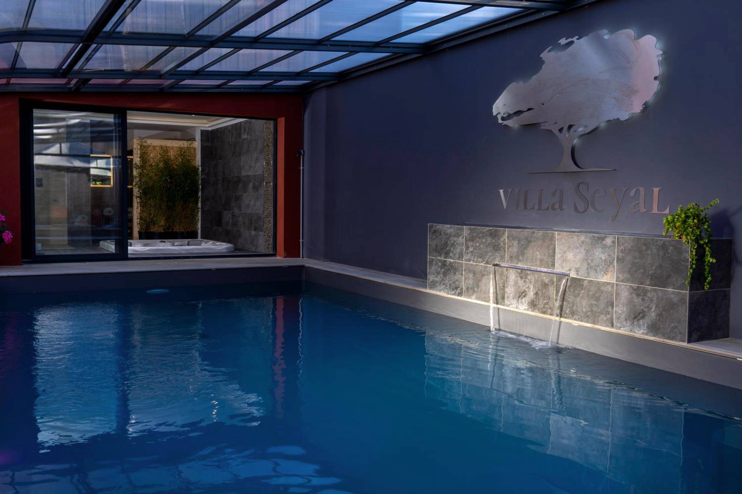 Vue du logement - Love Room Le Mans - Villa Seyal - avec piscine - jacuzzi - sauna & climatisation